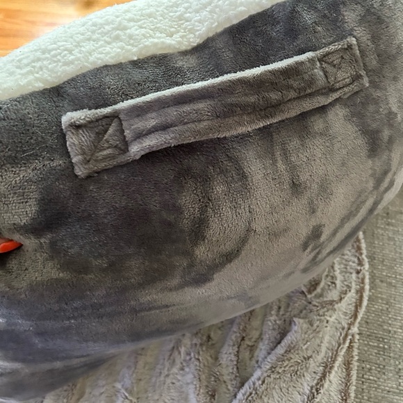 ❗️SOLD❗️UGG Gray/White Large Body Pillow - Picture 4 of 8